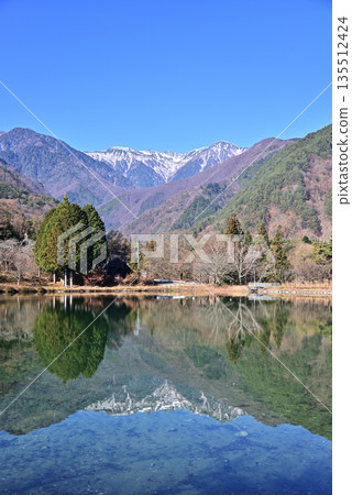 中央阿爾卑斯山的千丈埴冰斗倒映在駒池中 中央阿爾卑斯山的千丈埴冰斗倒映在駒池中 135512424