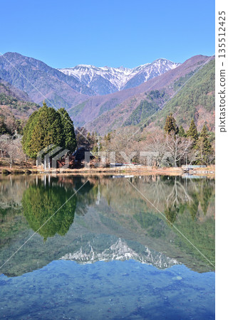 中央阿爾卑斯山的千丈埴冰斗倒映在駒池中 中央阿爾卑斯山的千丈埴冰斗倒映在駒池中 135512425