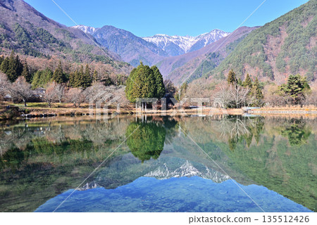 中央阿爾卑斯山的千丈埴冰斗倒映在駒池中 中央阿爾卑斯山的千丈埴冰斗倒映在駒池中 135512426