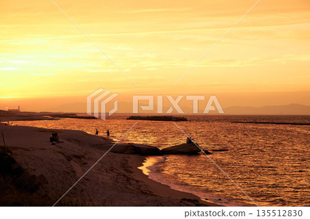 人們站在鳥取的夕陽下 135512830