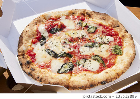 戶外吃披薩 135512899