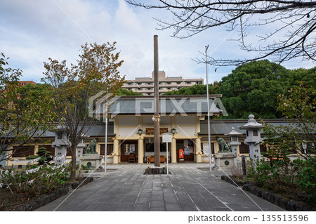 愛知縣護國神社，正殿及粗壯的柱子，位於愛知縣名古屋市 135513596