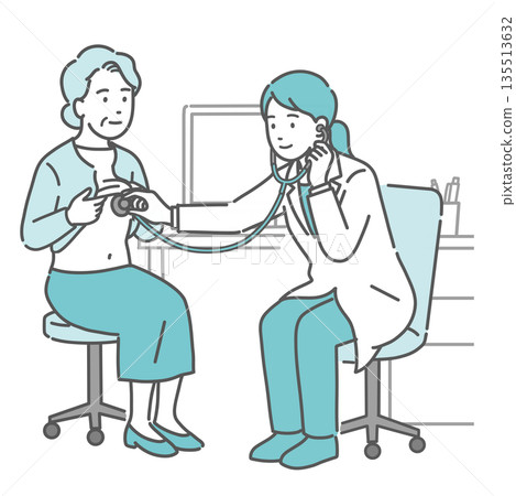 圖：一位身穿白大褂的女醫生正在聽診檢查一位老年婦女 135513632