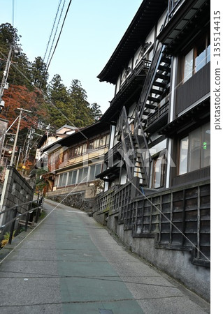 The townscape of Nozawa Onsen Village as seen from the hot spring town street (Nozawa Onsen Village, Nagano Prefecture) The townscape of Nozawa Onsen Village as seen from the hot spring town street (Nozawa Onsen Village, Nagano Prefecture) 135514415