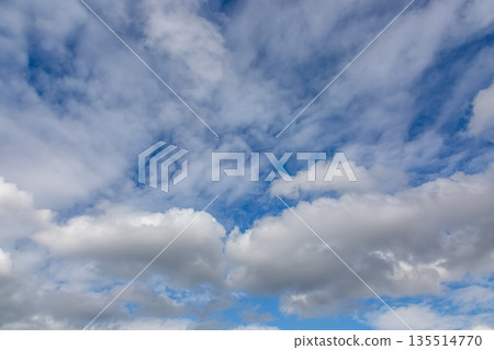 Clouds floating in the blue sky [Background material] 135514770