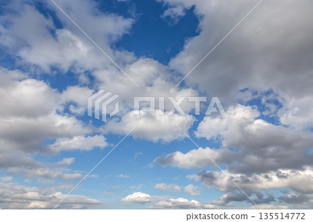 藍天上漂浮的雲 [背景資料] 135514772
