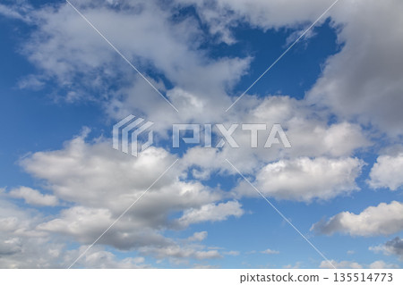 藍天上漂浮的雲 [背景資料] 135514773