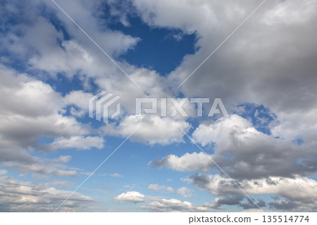 Clouds floating in the blue sky [Background material] 135514774