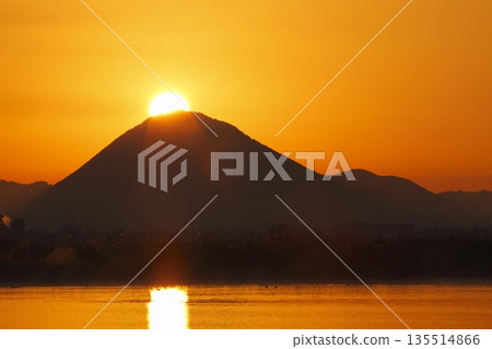 從紀濱內湖眺望日出時的三上山 從紀濱內湖眺望日出時的三上山 135514866