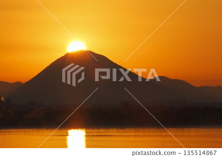 從紀濱內湖眺望日出時的三上山 135514867