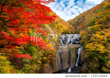 茨城縣，日本三大著名瀑布之一的袋田瀑布，秋季紅葉和四層瀑布的景色令人嘆為觀止。 135514944