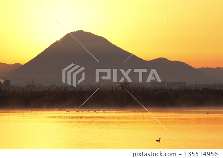Mount Mikami at sunrise as seen from Lake Kihamauchi 135514956