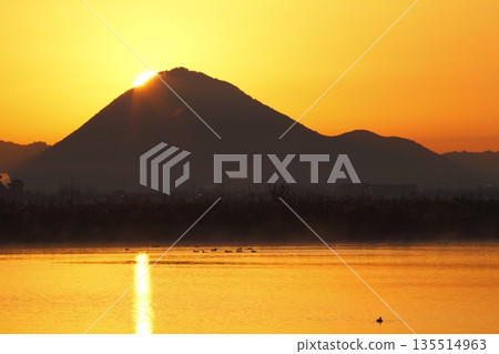 從紀濱內湖眺望日出時的三上山 135514963