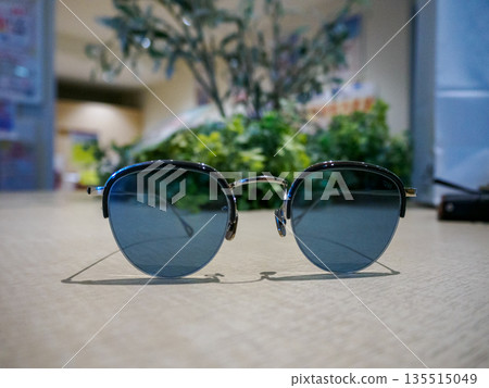 Taking off sunglasses at a cafe - a moment of relaxation 135515049