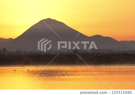 從紀濱內湖眺望日出時的三上山 從紀濱內湖眺望日出時的三上山 135515090