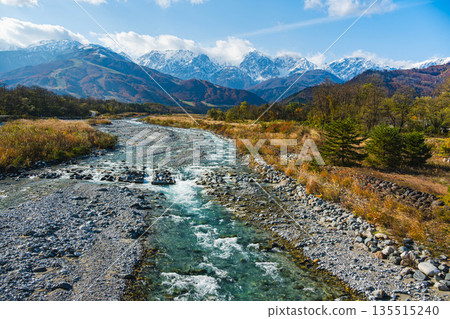 北阿爾卑斯山和松川的秋天 135515240