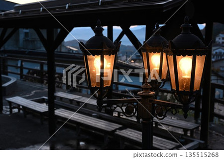 Gas lamps illuminate the foot bath in Nozawa Onsen Village (Nozawa Onsen Village, Nagano Prefecture) Gas lamps illuminate the foot bath in Nozawa Onsen Village (Nozawa Onsen Village, Nagano Prefecture) 135515268