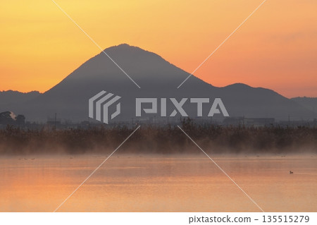 從紀濱內湖眺望日出時的三上山 從紀濱內湖眺望日出時的三上山 135515279