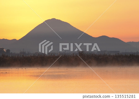 Mount Mikami at sunrise as seen from Lake Kihamauchi 135515281