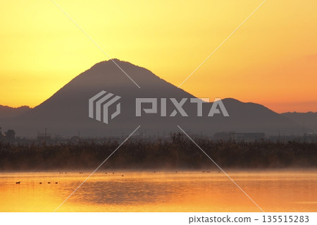Mount Mikami at sunrise as seen from Lake Kihamauchi 135515283