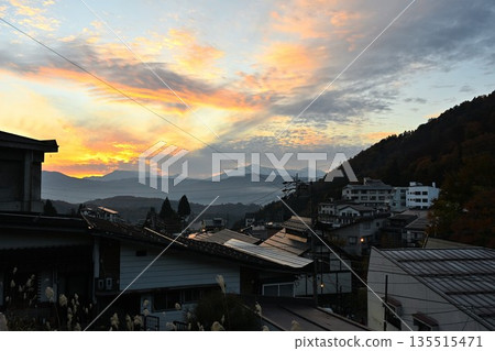 Evening view of the sky and village of Nozawa Onsen Village (Nozawa Onsen Village, Nagano Prefecture) Evening view of the sky and village of Nozawa Onsen Village (Nozawa Onsen Village, Nagano Prefecture) 135515471
