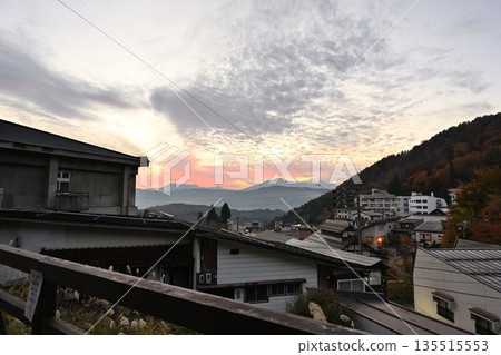 夜幕降臨,燈火通明的野澤溫泉村(長野縣野澤溫泉村)的建築物和街道。 夜幕降臨,燈火通明的野澤溫泉村(長野縣野澤溫泉村)的建築物和街道。 135515553
