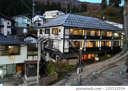 夜幕降臨,燈火通明的野澤溫泉村(長野縣野澤溫泉村)的建築物和街道。 夜幕降臨,燈火通明的野澤溫泉村(長野縣野澤溫泉村)的建築物和街道。 135515554