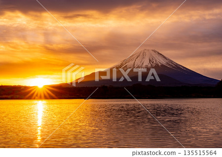 （山梨縣）日本的黎明：金色的天空和富士山 135515564