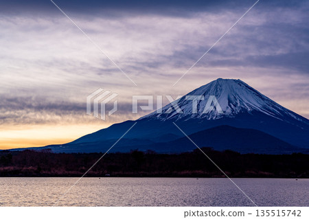 （山梨縣）黎明前精進湖畔的富士山 135515742