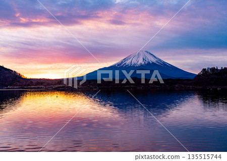 (山梨縣)黎明前精進湖畔的富士山 (山梨縣)黎明前精進湖畔的富士山 135515744