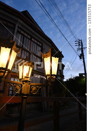 夜幕降臨，野澤溫泉村的煤氣燈亮了起來（長野縣野澤溫泉村） 135515753