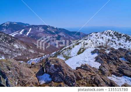 從長野縣上田市（富富市）惠伯西山頂眺望東南側景色（包括小惠伯西山、淺間山和雲之丸滑雪場） 135515780