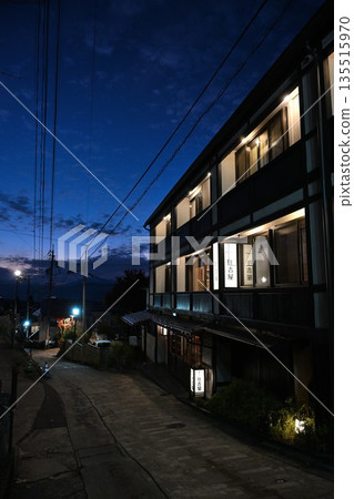 夜幕下的溫泉小鎮街道,通往野澤溫泉村(長野縣野澤溫泉村) 夜幕下的溫泉小鎮街道,通往野澤溫泉村(長野縣野澤溫泉村) 135515970