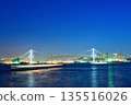 東京灣的夜景以及駛過彩虹橋的船隻的燈光軌跡。 135516026