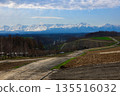 白雪皚皚的十勝山脈和山丘已顯露出春天的跡象。 135516032