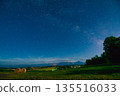 銀河和繁星點點的夜空鋪展在北海道美瑛的山丘之上。 135516033