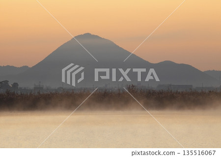 Mount Mikami at sunrise as seen from Lake Kihamauchi 135516067