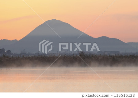 從紀濱內湖眺望日出時的三上山 135516128