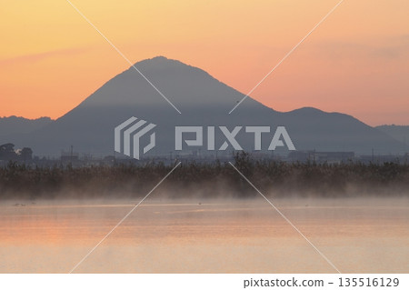 從紀濱內湖眺望日出時的三上山 從紀濱內湖眺望日出時的三上山 135516129