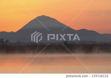 Mount Mikami at sunrise as seen from Lake Kihamauchi 135516132