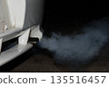 汽車消音器排放的廢氣 135516457