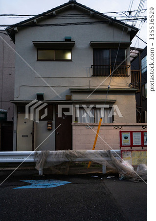 幾間用砂漿砌成的小房子、一個垃圾場和一棟老舊的兩層木屋 幾間用砂漿砌成的小房子、一個垃圾場和一棟老舊的兩層木屋 135516529