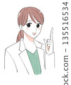 身穿白大褂的女子指著 135516534
