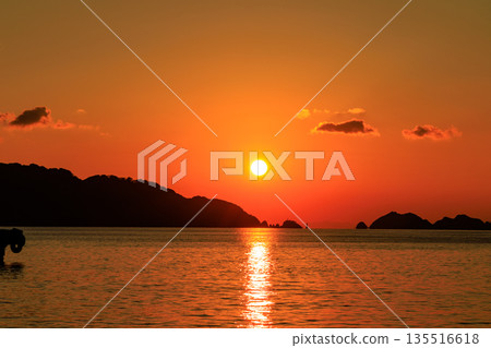 A serene evening view of the sea and island silhouettes in Yawatahama, Ehime Prefecture, dyed in the setting sun A serene evening view of the sea and island silhouettes in Yawatahama, Ehime Prefecture, dyed in the setting sun 135516618