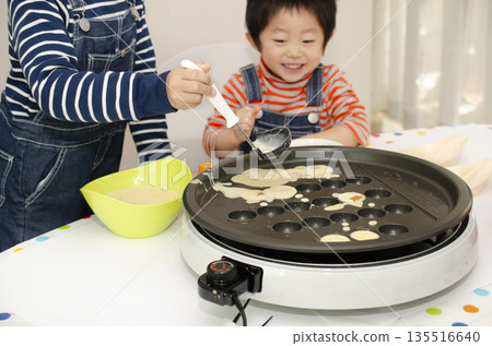 A child A child 135516640