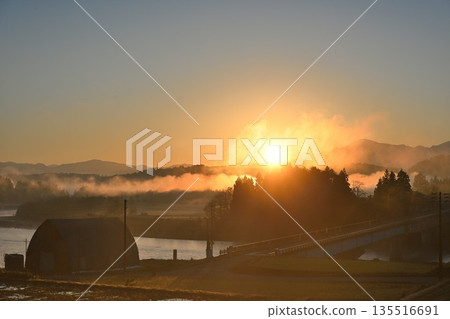 Morning mist spreading along the Shinano River (Ojiya City, Niigata Prefecture) Morning mist spreading along the Shinano River (Ojiya City, Niigata Prefecture) 135516691