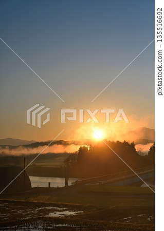 Morning mist spreading along the Shinano River (Ojiya City, Niigata Prefecture) 135516692