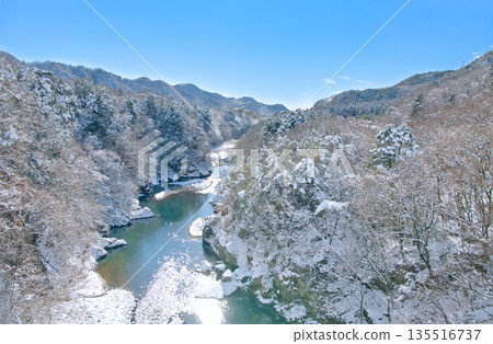 栃木縣日光市的鬼怒川溫泉和鬼怒川被白雪覆蓋 135516737