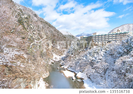 栃木縣日光市的鬼怒川溫泉和鬼怒川被白雪覆蓋 栃木縣日光市的鬼怒川溫泉和鬼怒川被白雪覆蓋 135516738