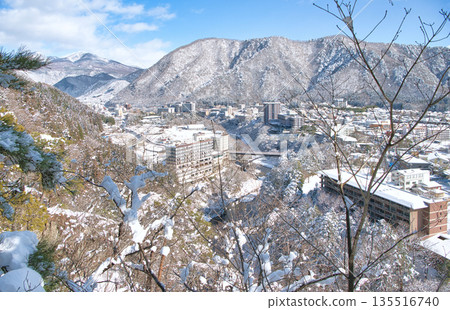 栃木縣日光市的鬼怒川溫泉和鬼怒川被白雪覆蓋 栃木縣日光市的鬼怒川溫泉和鬼怒川被白雪覆蓋 135516740